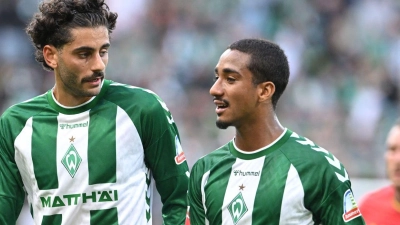 Eren Dinkci von Werder Bremen (links im Gespräch mit seinem Teamkollegen Arthur). (Foto: Carmen Jaspersen/dpa)