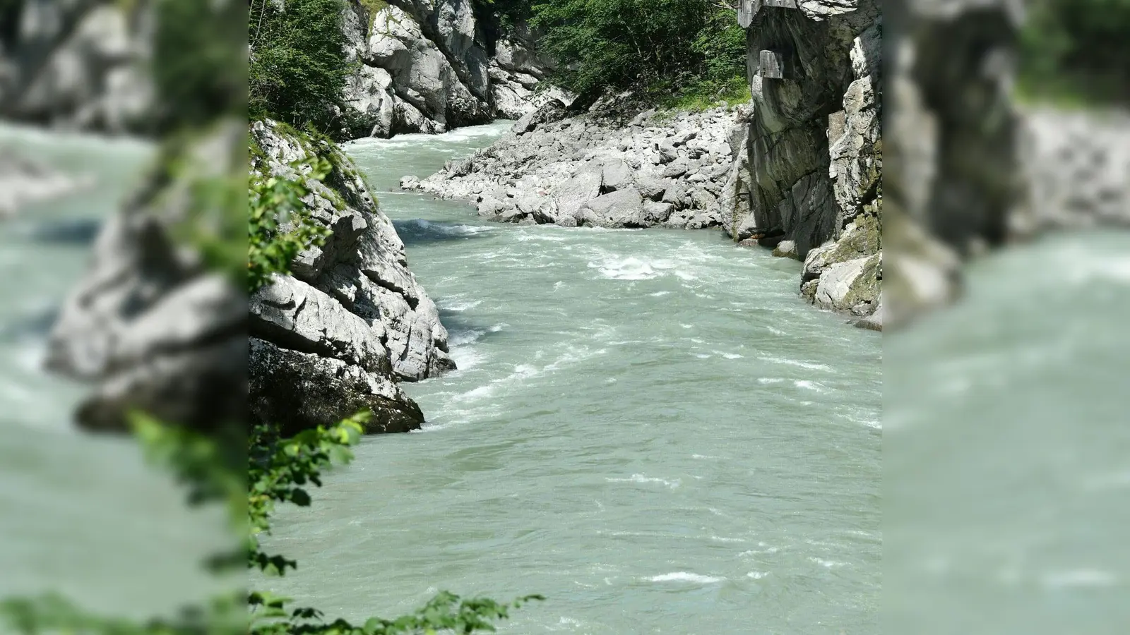 Wasserkraft liefert zwar verglichen mit fossilen Energieträgern eine klimafreundliche Energie - der Bau der Kraftwerke hat aber für die betroffenen Flüsse und Regionen häufig große Nachteile. (Archivbild) (Foto: Barbara Gindl/APA/dpa)