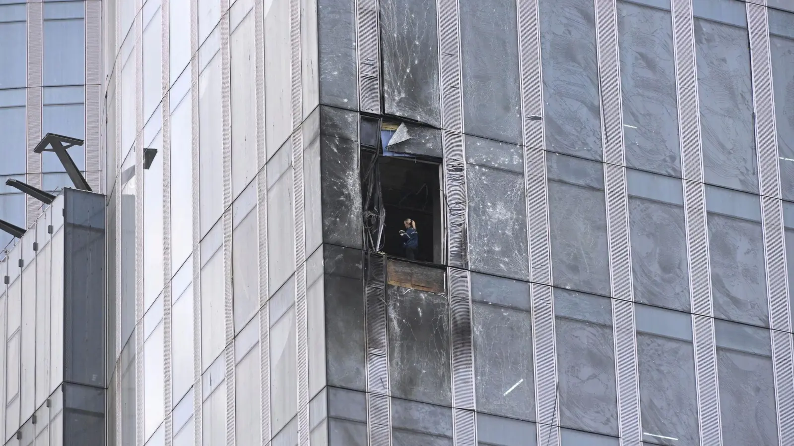 Schäden an einem Hochhaus im Wolkenkratzerviertel Moskwa City (Archivbild). Die russische Luftabwehr musste in der Vergangenheit bereits mehrfach ukrainische Drohnenangriffe über Moskau abwehren. (Foto: Uncredited/AP)