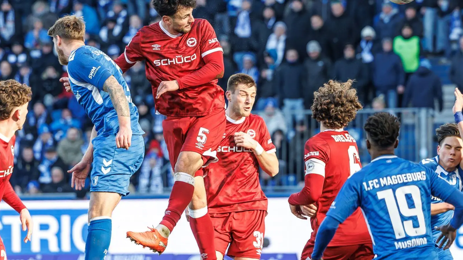 Maximilian Bauer (r, DSC Arminia Bielefeld) trifft zum 1:0. (Foto: Andreas Gora/dpa)