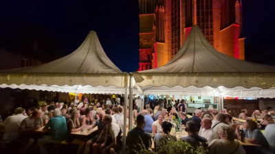 Die illuminierte Jakobskirche sorgte für eine besondere Atmosphäre. (Foto: Margit Schwandt)