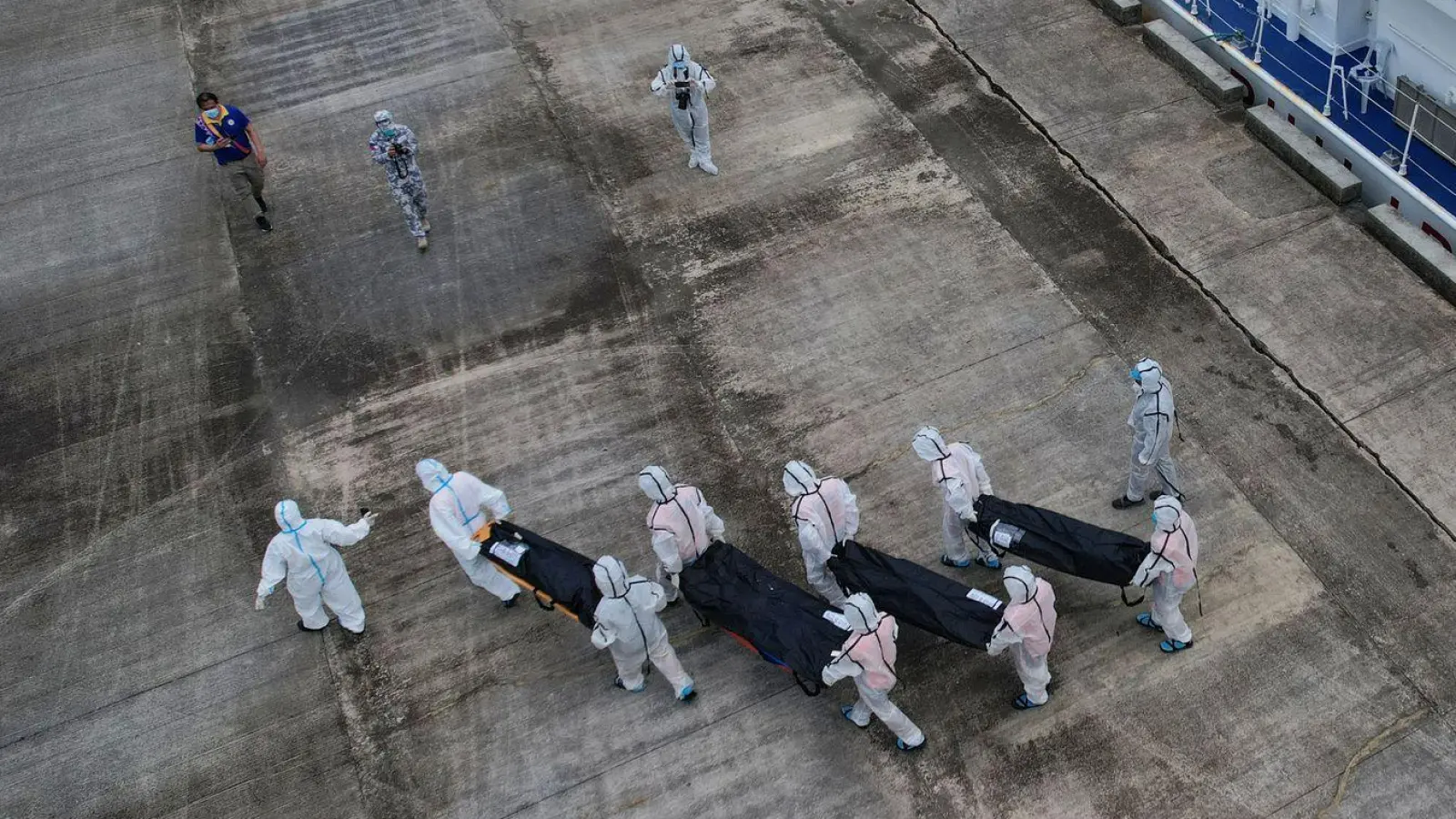 Nach dem Brand auf der Fähre „MV June Aster“ werden immer mehr Tote geborgen. (Foto: Aaron Favila/AP/dpa)