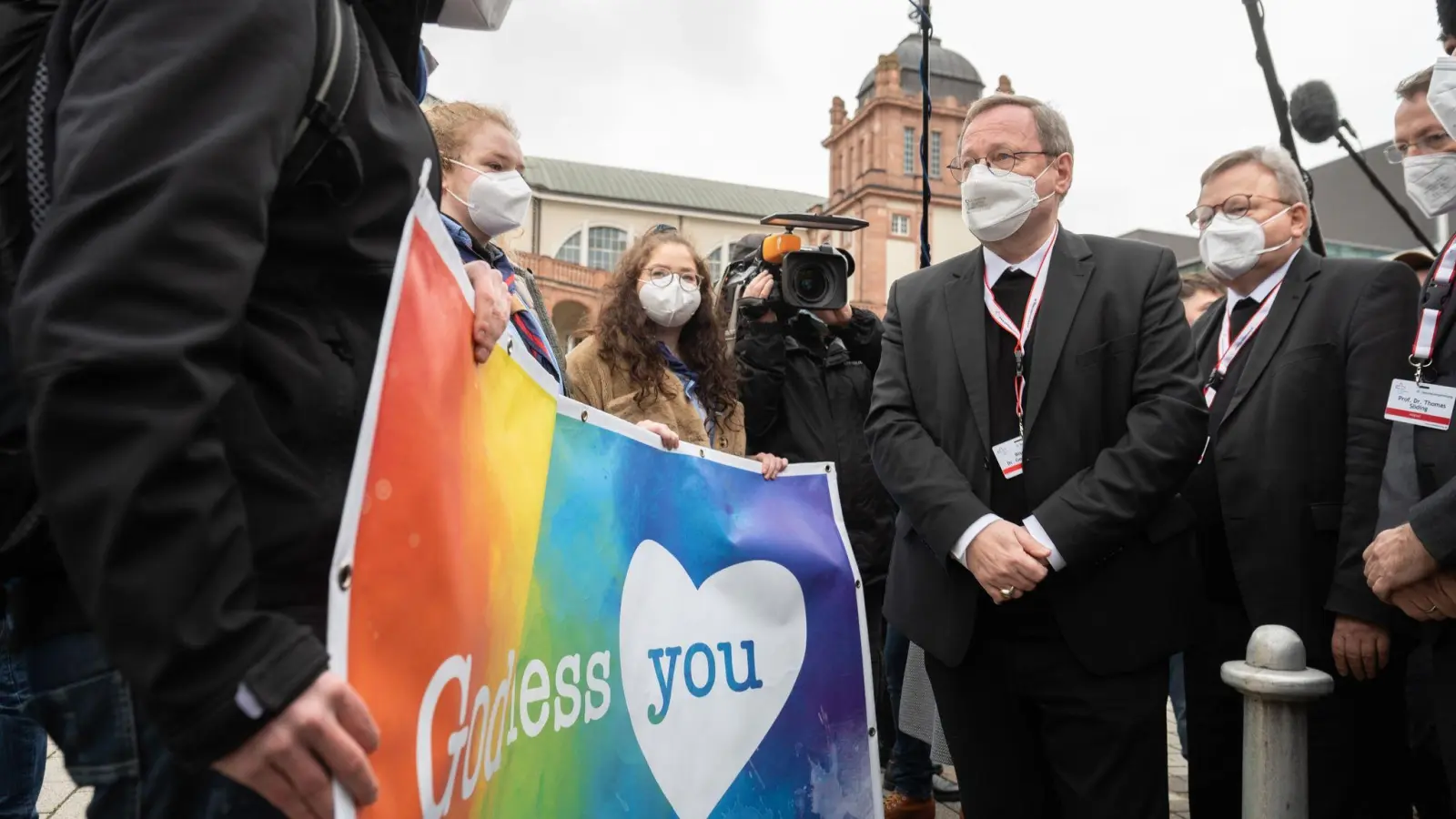 Der Vorsitzende der Deutschen Bischofskonferenz Georg Bätzing spricht vor der Synodalversammlung in Frankfurt mit Demonstranten, die eine vielfältigere Kirche fordern. (Foto: Sebastian Gollnow/dpa)