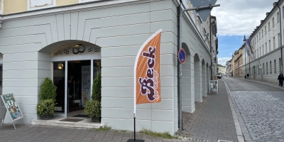 Eine Flagge signalisiert den Kunden, dass sie am Schlossplatz in Ansbach nun andere Backwaren kaufen können. Der orange Beck aus Bechhofen hat auch diese Filiale von Schulers Backhaus übernommen.  (Foto: Anna Beigel )