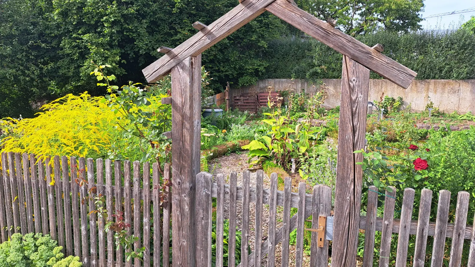 In Flachslanden können drei der 50 Lernorte im Grünen besucht werden, einer davon ist der Kräutergarten. Für die gesamte Familie finden sich über den Landkreis Ansbach verteilt Orte mit unterschiedlichen Themenschwerpunkten, die am Ende der Sommerferien zum Entdecken und Verweilen einladen. (Foto: Landratsamt Ansbach/Stefanie Regel)