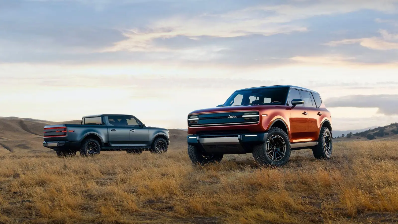 Mit robuster Karosserie und Allradantrieb: Scout verbaut im Pick-up Terra (l) und im SUV Traveler (r) zwei E-Motoren, die zusammen einen Sprint von 0 auf 100 km/h in weniger als 3,5 Sekunden ermöglichen sollen. (Foto: Andrew Trahan/Scout Motors/dpa-tmn)