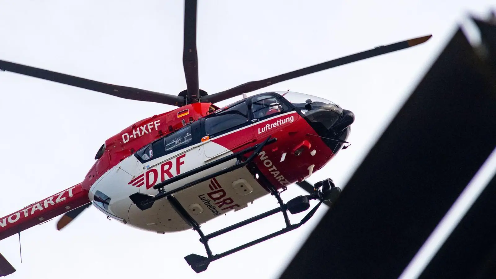 Einer der Männer wurde in ein Krankenhaus geflogen. (Symbolbild) (Foto: Stefan Sauer/dpa)