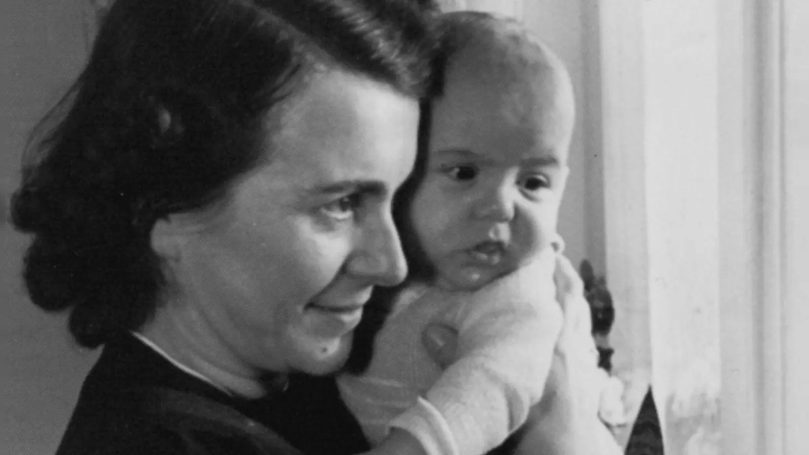 Sie wurde am 13. April 1945 von der Gestapo in Bad Windsheim ermordet: Christine Schmotzer mit ihrem damals weniger als ein halbes Jahr alten Sohn. (Foto: privat)