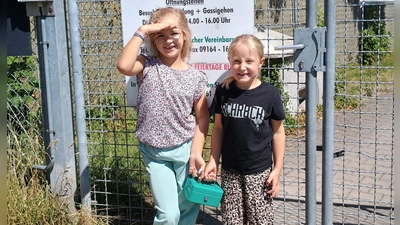 Romy Stoll und Linda Redlingshöfer brachten ihre Einnahmen persönlich im Tierheim vorbei.  (Foto: Matthias Stoll)