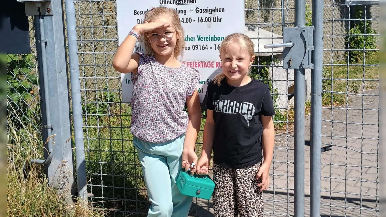 Romy Stoll und Linda Redlingshöfer brachten ihre Einnahmen persönlich im Tierheim vorbei.  (Foto: Matthias Stoll)
