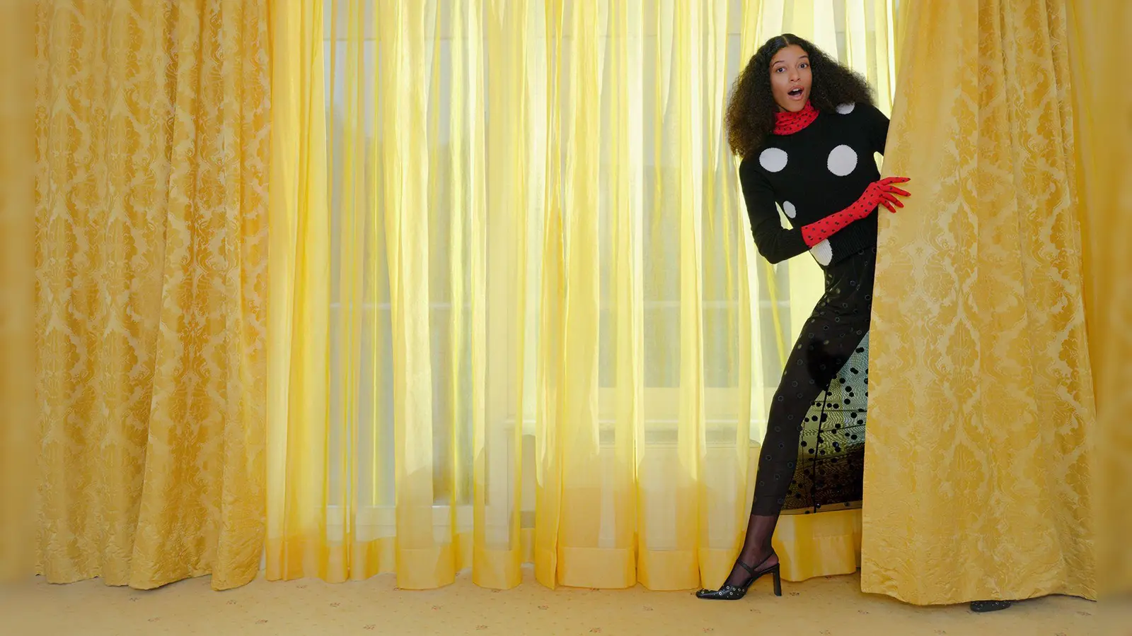 Punkten immer noch: Polka Dots sind ein Dauerbrenner. Hier zu sehen bei Max &amp; Co. (rotes Shirt und Handschuhe ca. 135 Euro, Pullover ca. 189 Euro, Tüll-Jersey-Rock ca. 169 Euro, Pumps ca. 265 Euro). (Foto: Max & Co./dpa-tmn)