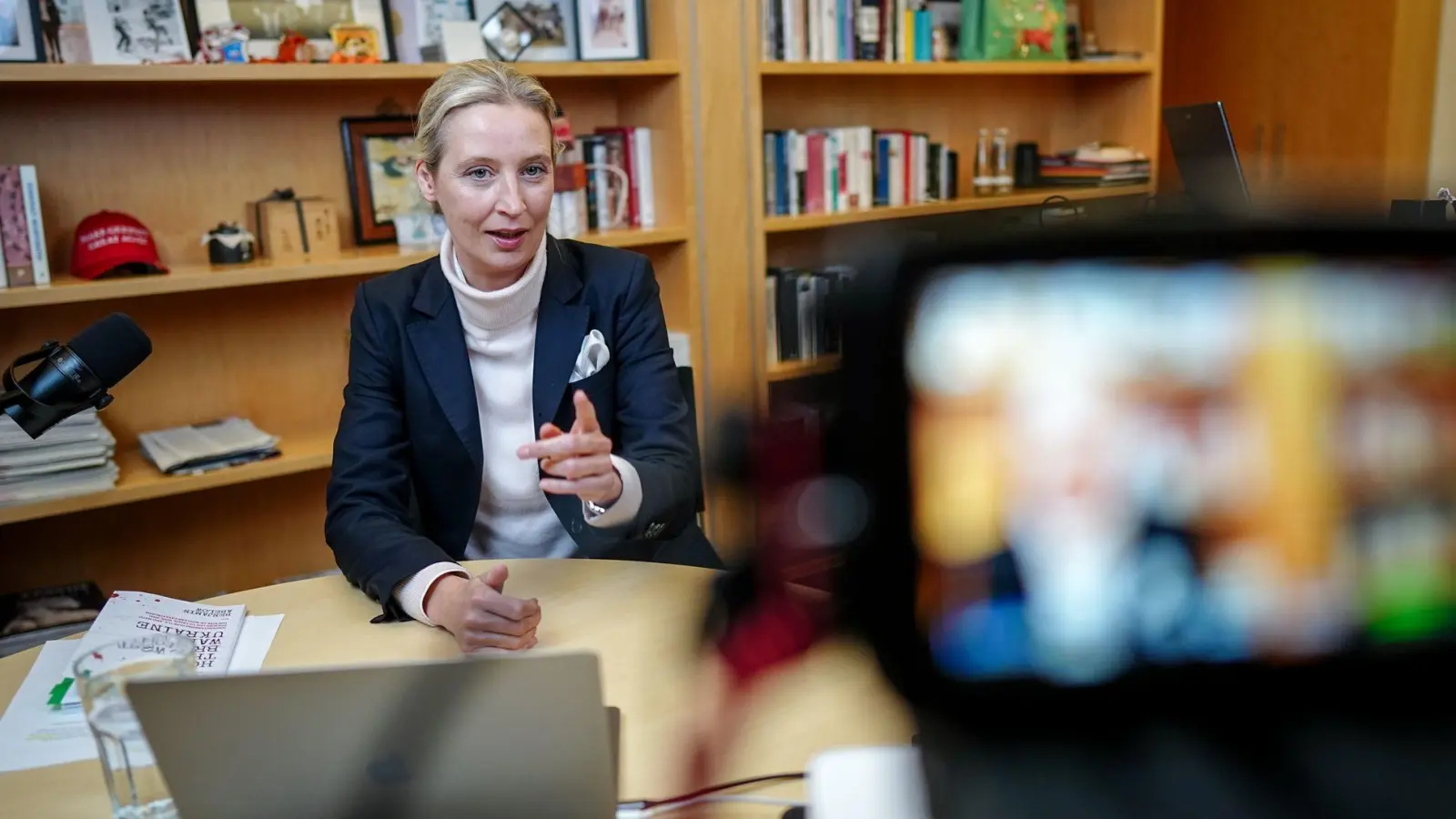 Mit Podcast-Mikrofon und Laptop schaltete sich AfD-Chefin Alice Weidel von ihrem Bundestagsbüro aus in den Live-Talk mit X-Chef Elon Musk. (Foto: Kay Nietfeld/dpa-POOL/dpa)