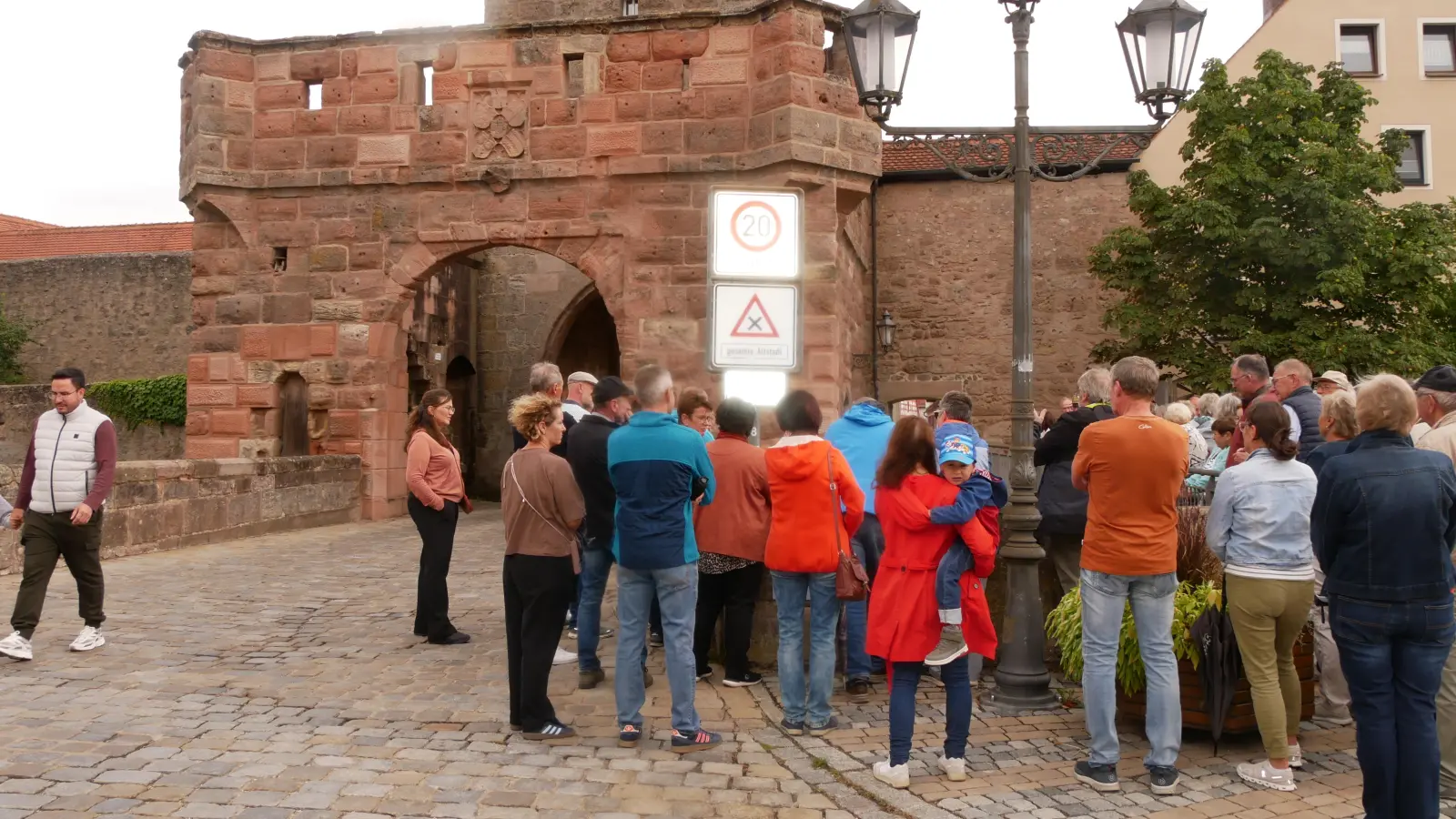 Beim Tag des offenen Denkmals wurden auch die Wappen am Oberen Tor in Wolframs-Eschenbach erläutert. (Foto: Daniel Ammon)