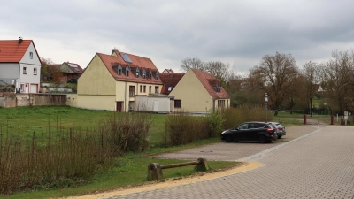 André Horrolt von der M Invest GmbH aus Gunzenhausen möchte auf dem Grundstück des ehemaligen Kindergartens eine Wohnanlage errichten. 44 seniorengerechte Wohnungen in vier Häusern sind geplant. Der Stadtrat möchte die Pläne noch einmal in Ruhe beraten. (Foto: Antonia Müller)