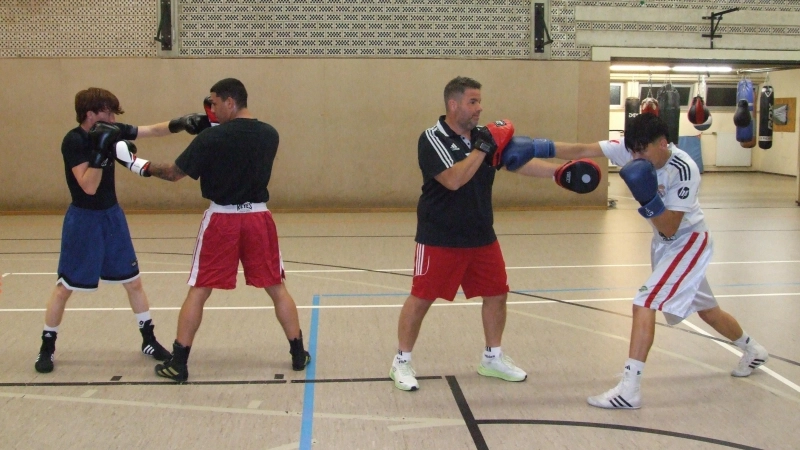 Der Vorsitzende und Cheftrainer des Boxclubs Feuchtwangen, Donato Braico (2. von rechts), bereitet seine Aktiven Omid Rezaie (rechts) sowie (von links) Zakiuallah Sadat und Mihai Irinel Lulea derzeit auf den Vergleichskampf im Mooswiesen-Weinzelt vor. (Foto: Jasmin Kiendl)