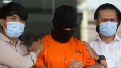 Der Verdächtige wurde nach seiner Festnahme im Mai in einem orangen Sträflingsanzug der Presse vorgeführt. (Foto: Firdia Lisnawati/AP/dpa)