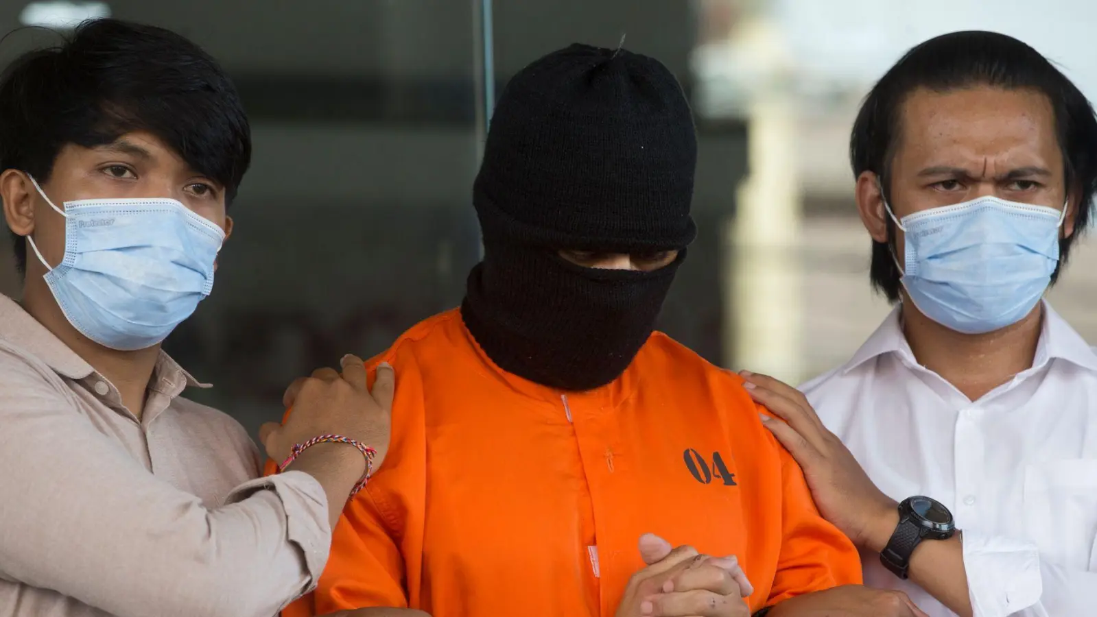 Der Verdächtige wurde nach seiner Festnahme im Mai in einem orangen Sträflingsanzug der Presse vorgeführt. (Foto: Firdia Lisnawati/AP/dpa)