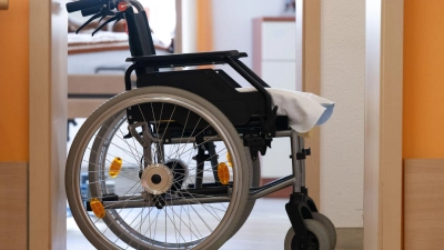 Wer alt wird, wird häufiger krank. Eine alternde Bevölkerung bedeutet für die Krankenkassen stark steigende Ausgaben. (Symbolbild)  (Foto: Sebastian Kahnert/dpa)