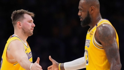 Luka Doncic (l.) und LeBron James liefen zum ersten Mal gemeinsam für die Lakers auf. (Foto: Mark J. Terrill/AP/dpa)