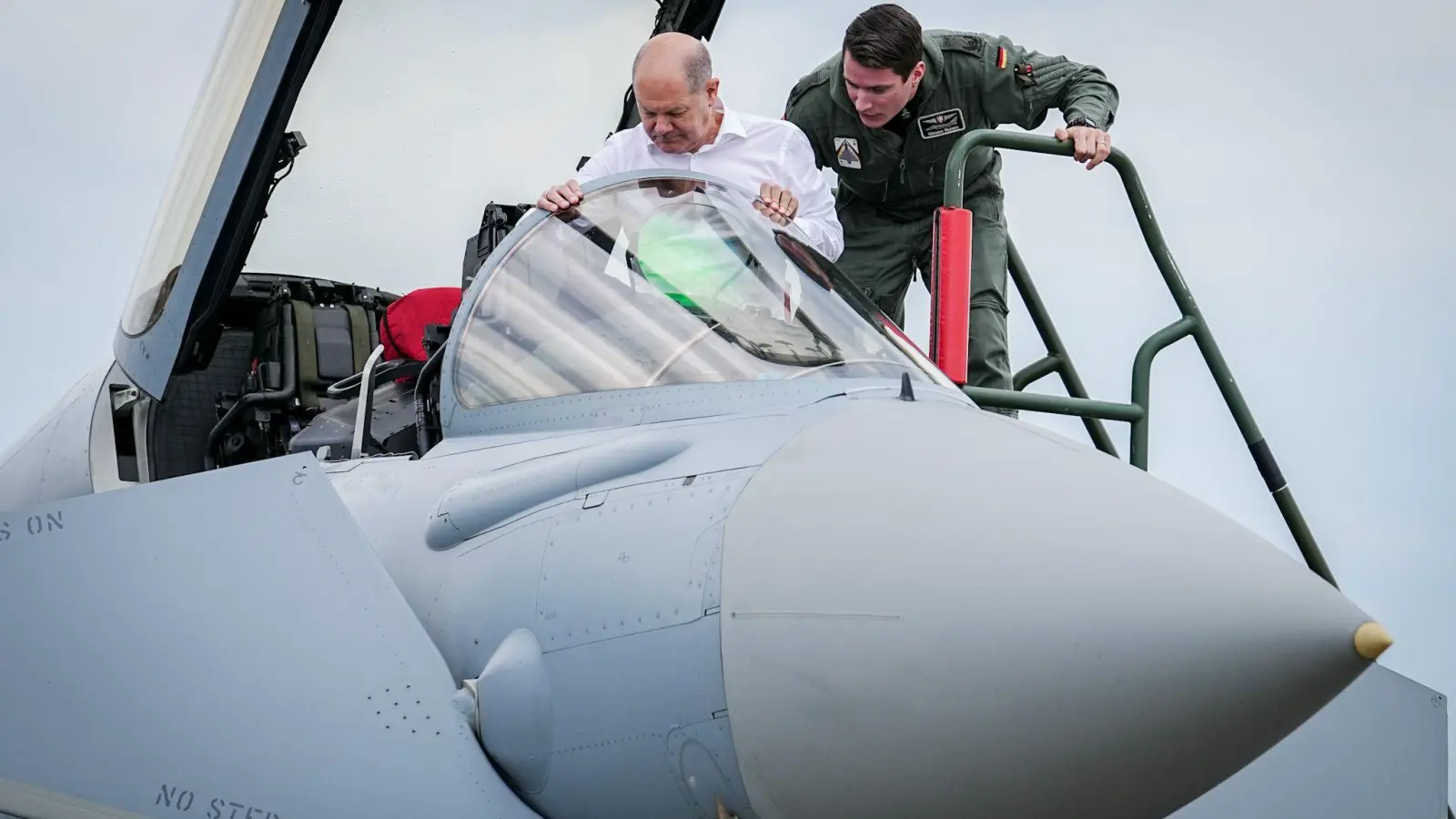 Bundeskanzler Olaf Scholz im Cockpit eines Eurofighters auf dem Fliegerhorst Jagel. (Foto: Kay Nietfeld/dpa)