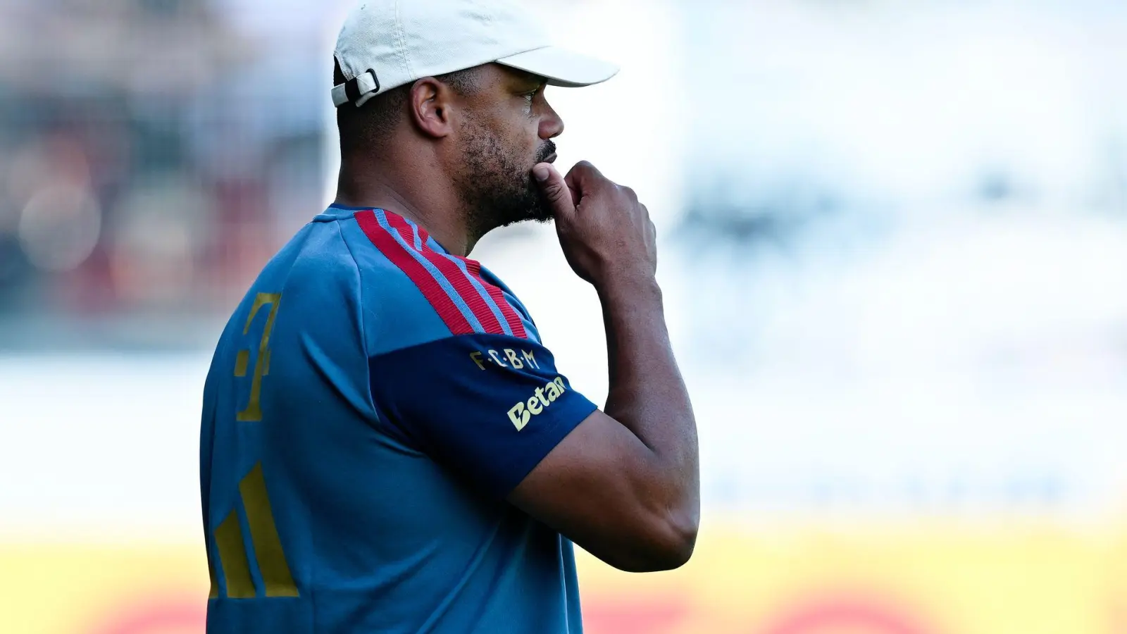 Schickte eine junge Mannschaft ins Spiel: FCB-Trainer Vincent Kompany (Foto: Uwe Anspach/dpa)