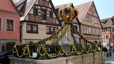 Der Röderbrunnen in Rothenburg wurde von Ursula Ilgenfritz gemeinsam mit vier Schülerinnen der Oskar-von-Miller-Realschule geschmückt. (Foto: Stefan Neidl)
