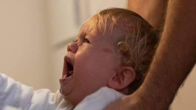 Kleiner Mensch mit großen Gefühlen: Kleine Kinder können ihre Emotionen noch nicht gut selbst regulieren – Eltern geben in solchen Momenten Halt. (Foto: Franziska Gabbert/dpa-tmn)