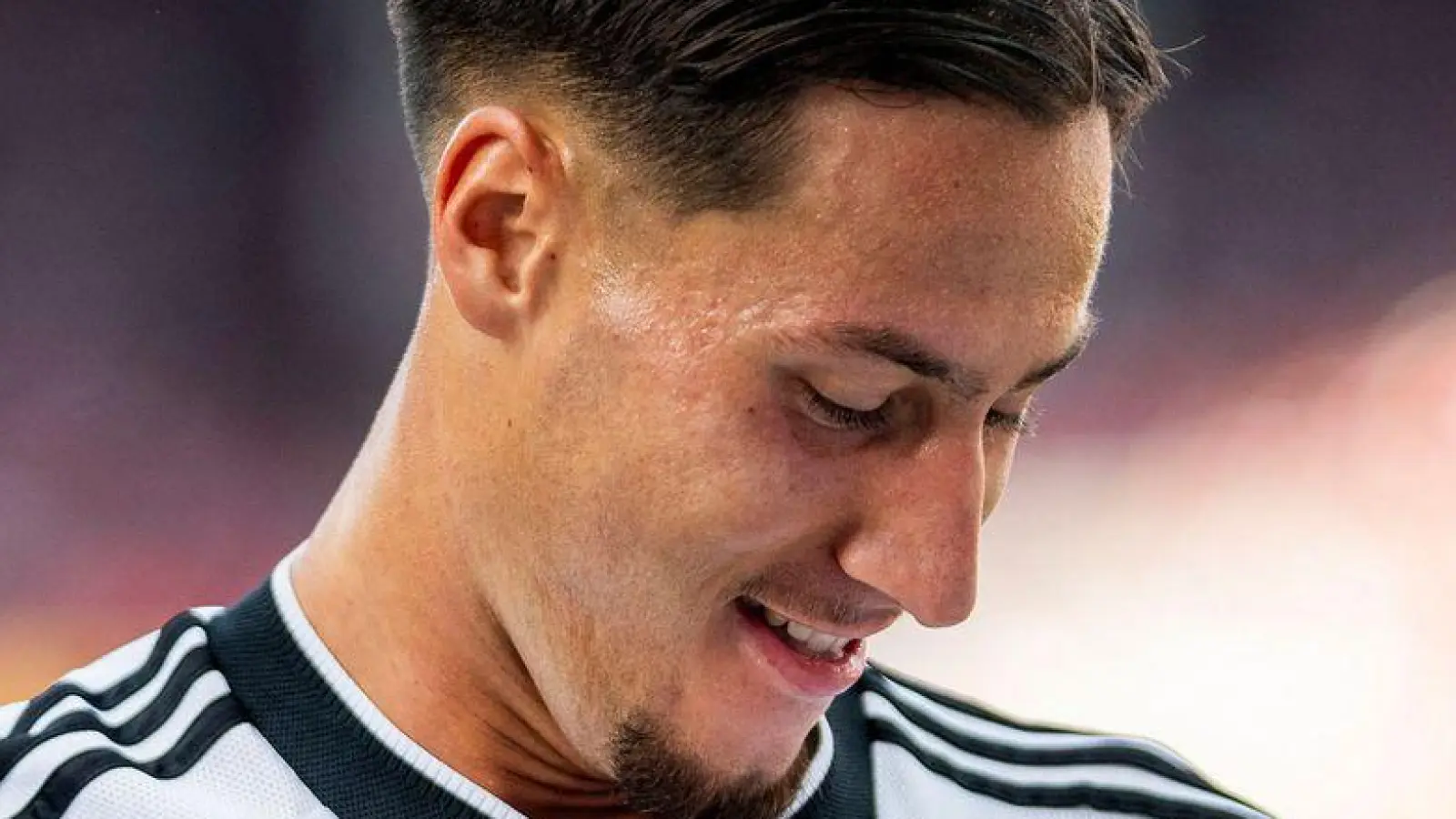 Drei Tore zum Saisonauftakt: Younes Ebnoutalib ist der Eintracht-Mann des Spiels.  (Foto: Julius Frick/dpa)