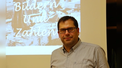 Stefan Bußinger nahm die Gemeinderätinnen und Gemeinderäte noch einmal mit durch das Jahr. (Foto: Antonia Müller)