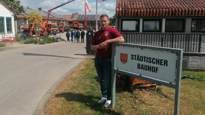 Dankte den Nachbarkommunen sowie dem Kreisbauhof in Langfurth für die Unterstützung nach dem Brand: Betriebsleiter Tobias Wittmann an der Zufahrt des Dinkelsbühler Bauhofs. (Foto: Friedrich Zinnecker)