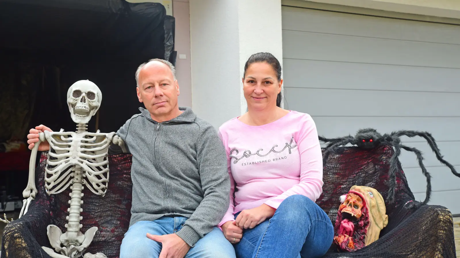 Christa und Steve Miller machen aus ihrem Haus in Höfstetten bei Ansbach jedes Jahr zu Halloween ein Horror-Haus. (Foto: Irmeli Pohl)