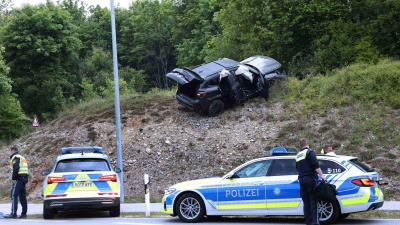 In diesem Fluchtwagen verunglückten die drei mutmaßlichen Geldautomatensprenger nach rasender Flucht. (Foto: Daniel Scharinger/APA/dpa)