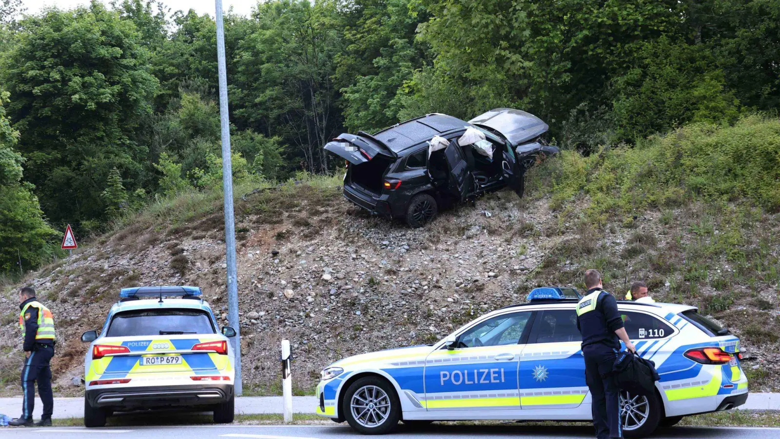 In diesem Fluchtwagen verunglückten die drei mutmaßlichen Geldautomatensprenger nach rasender Flucht. (Foto: Daniel Scharinger/APA/dpa)