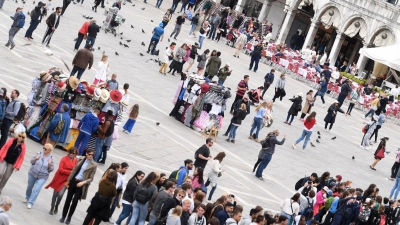 Touristen auf dem den Markusplatz in Venedig. (Foto: Felix Hörhager/dpa)