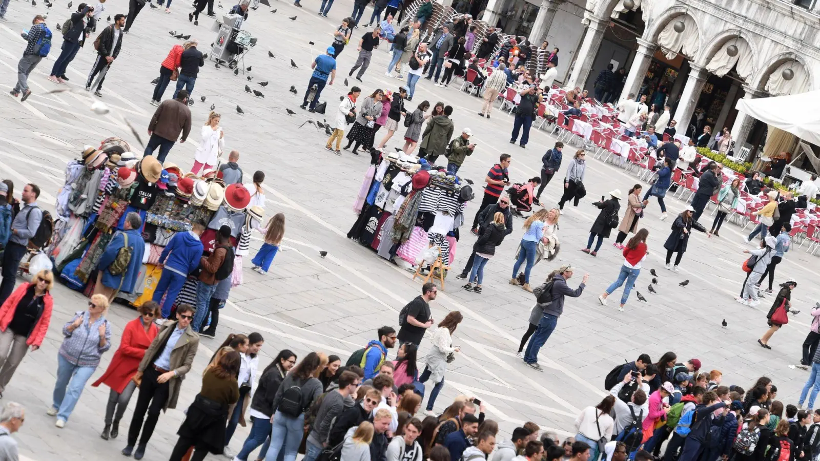 Touristen auf dem den Markusplatz in Venedig. (Foto: Felix Hörhager/dpa)