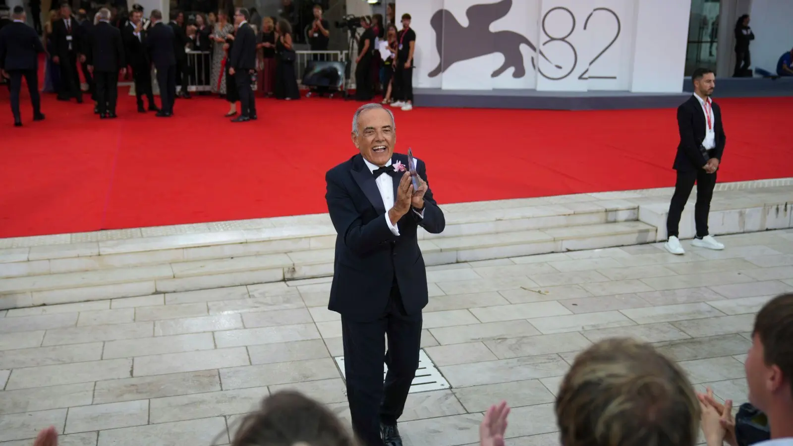 Festivaldirektor Alberto Barbera bei der Eröffnung der Filmfestspiele im vergangenen Jahr. (Archivbild) (Foto: Alessandra Tarantino/Invision/AP/dpa)