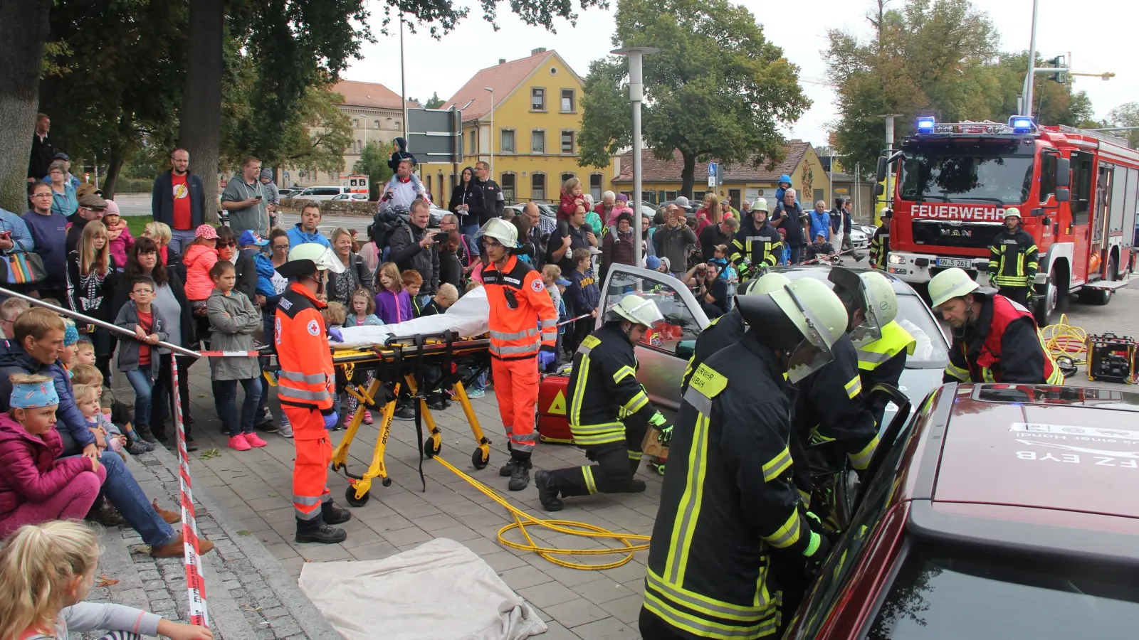 Beim Tag der Feuerwehr 2018 waren die Aktiven bereits im und am Brücken-Center zu Gast. In einer Übung mit vielen Zuschauern galt es hier für die Einsatzkräfte, zwei vermeintliche Unfallopfer zu retten. (Archivfoto: Oliver Herbst)