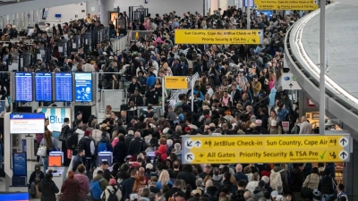 Flugreisende standen an manchen US-Airports stundenlang vor den Sicherheitskontrollen. (Archivbild) (Foto: Yuki Iwamura/AP/dpa)