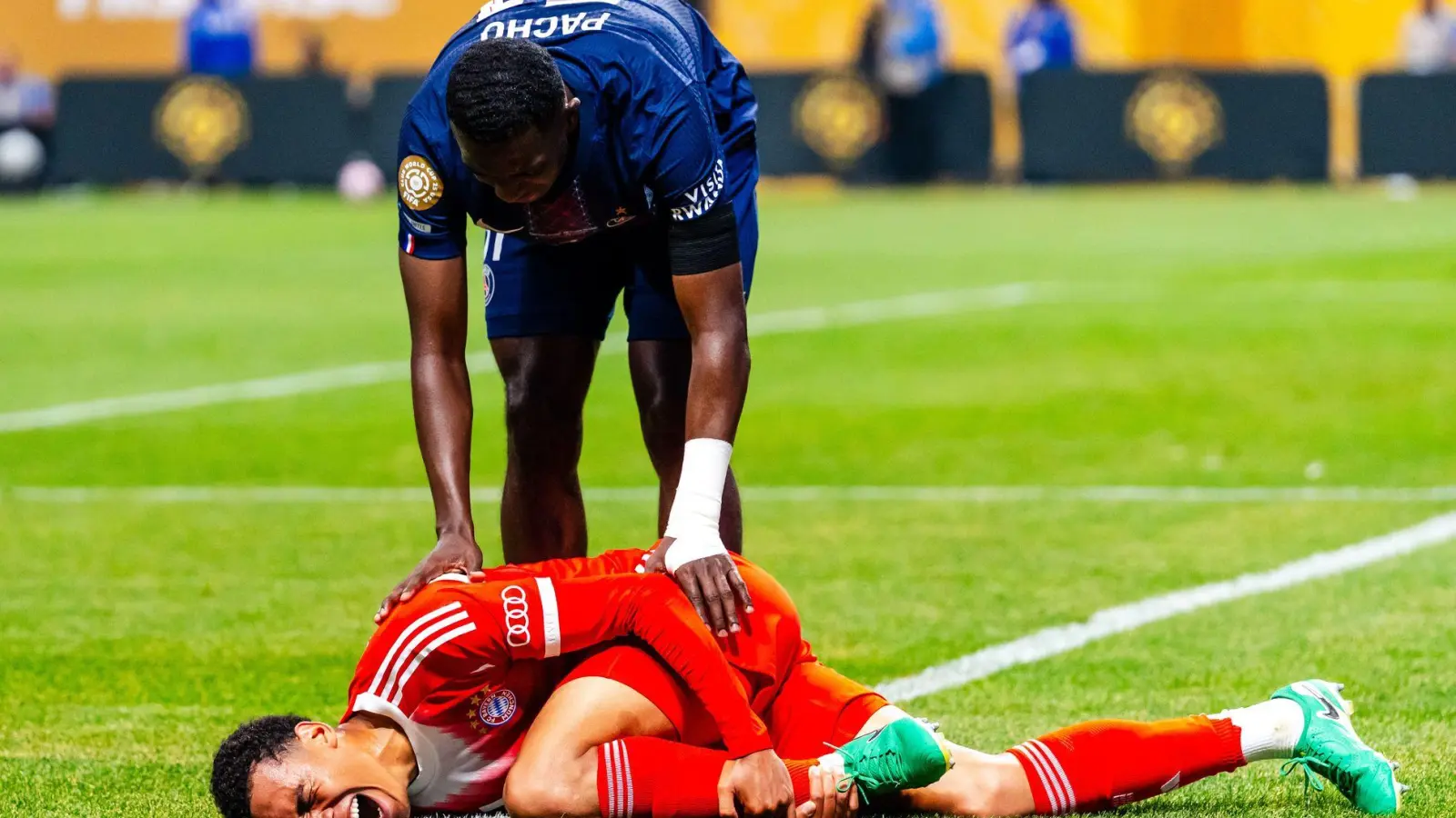 Der Schockmoment: Jamal Musiala greift sich bei der Club-WM mit Schmerzen ans verletzte linke Bein. (Archivbild) (Foto: Malachi Gabriel/ZUMA Press Wire/dpa)