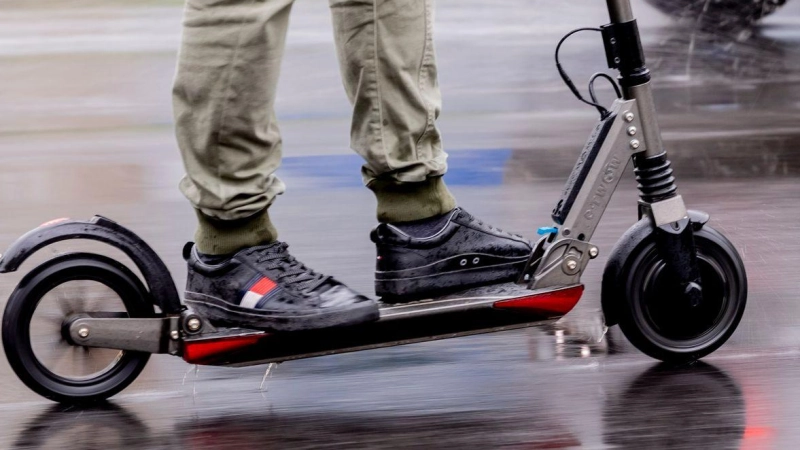 Mitten in der Nacht fährt ein 18-Jähriger mit einem E-Scooter über eine Autobahn. (Symbolbild) (Foto: Christoph Soeder/dpa)
