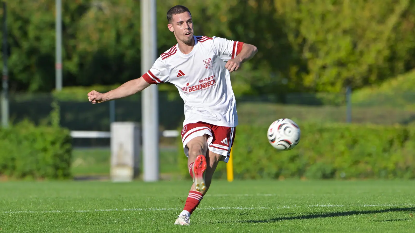 Moritz Ortner (hier in einem anderen Spiel) erzielte beim 5:1-Erfolg des TSC Neuendettelsau in Herzogenaurach drei Treffer. (Foto: Martin Rügner)