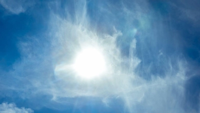 Sonne scheint an einem Sommertag. (Foto: Markus Scholz/dpa)
