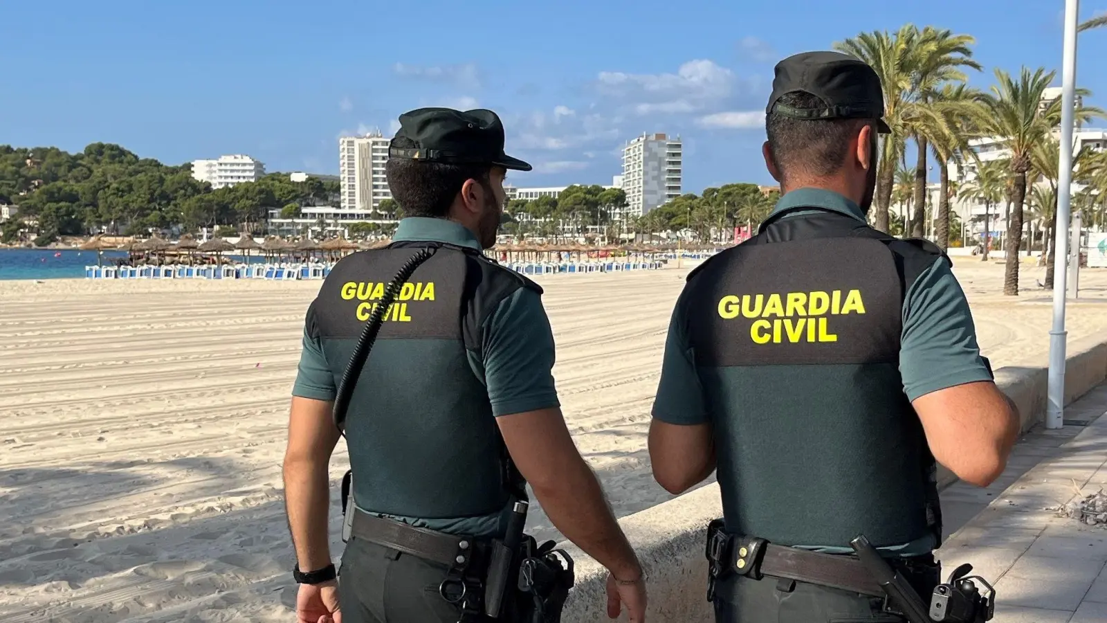 Beamte der spanischen Guardia Civil an einem Strand auf Mallorca (Archivfoto) (Foto: Guardia Civil/Europapress/dpa)