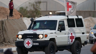 Die Hamas hat Rot-Kreuz-Mitarbeitern erneut eine Leiche übergeben. (Archivbild) (Foto: Abdel Kareem Hana/AP/dpa)