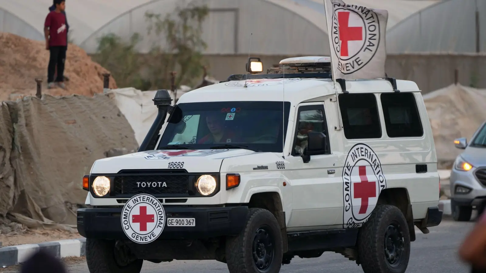 Die Hamas hat Rot-Kreuz-Mitarbeitern erneut eine Leiche übergeben. (Archivbild) (Foto: Abdel Kareem Hana/AP/dpa)