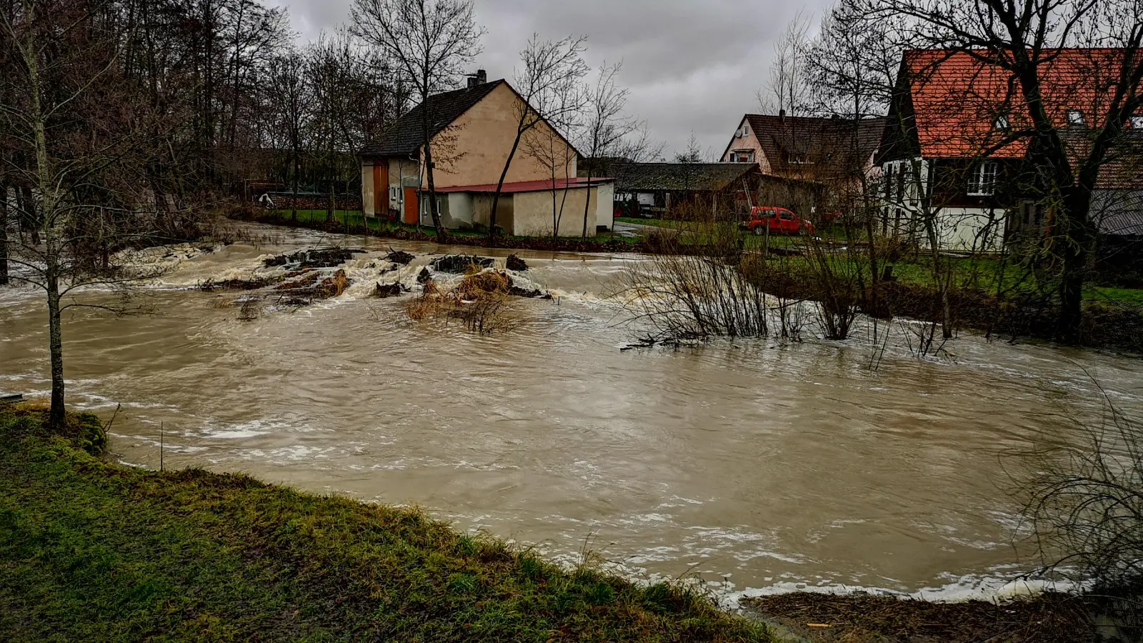 Ein dramatisches Schauspiel der Tauber: Stromschnellenentwicklung in Bockenfeld (Gemeinde Gebsattel). (Foto: Jürgen Binder)