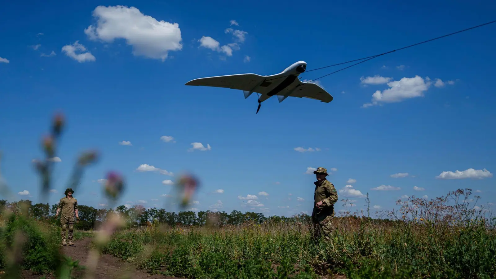 Die Ukraine versucht mit gezielten Drohnenangriffen Russland zu schaden. (Archivbild) (Foto: Evgeniy Maloletka/AP/dpa)