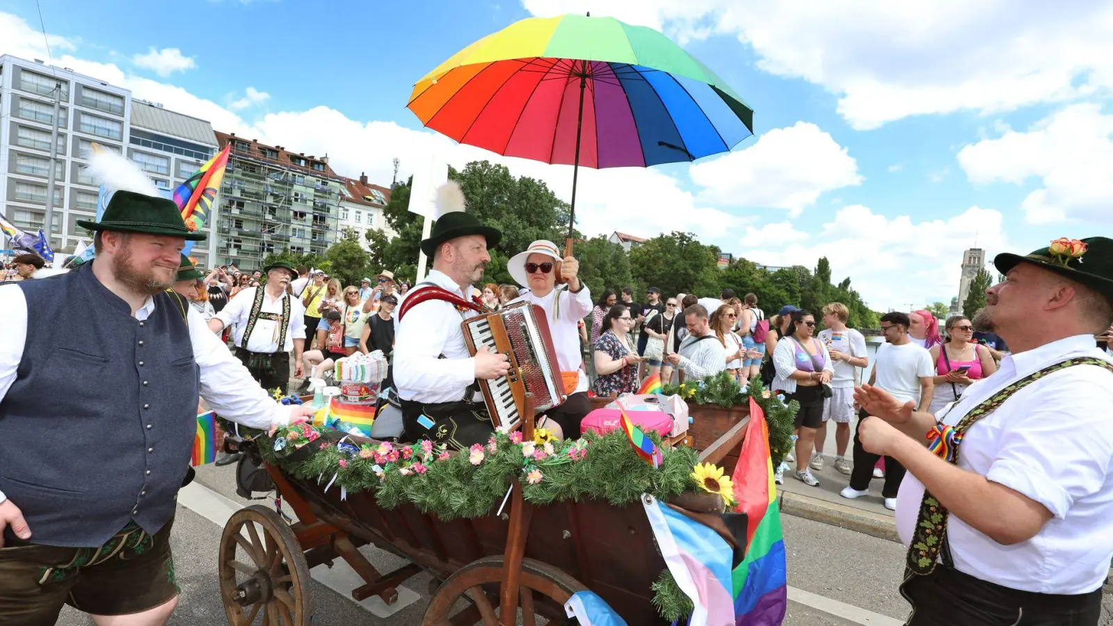 Die „Schwuhplattler“ ziehen beim Christopher Street Day 2025 musizierend ziehen durch die Innenstadt. (Foto: Karl-Josef Hildenbrand/dpa)