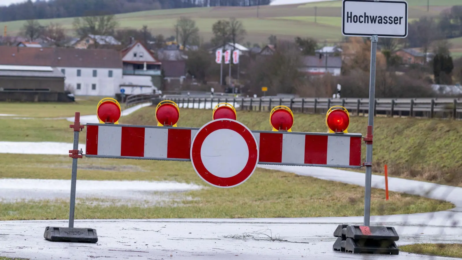 Einzelne Straßen und Wege sind gesperrt.  (Foto: Pia Bayer/dpa)
