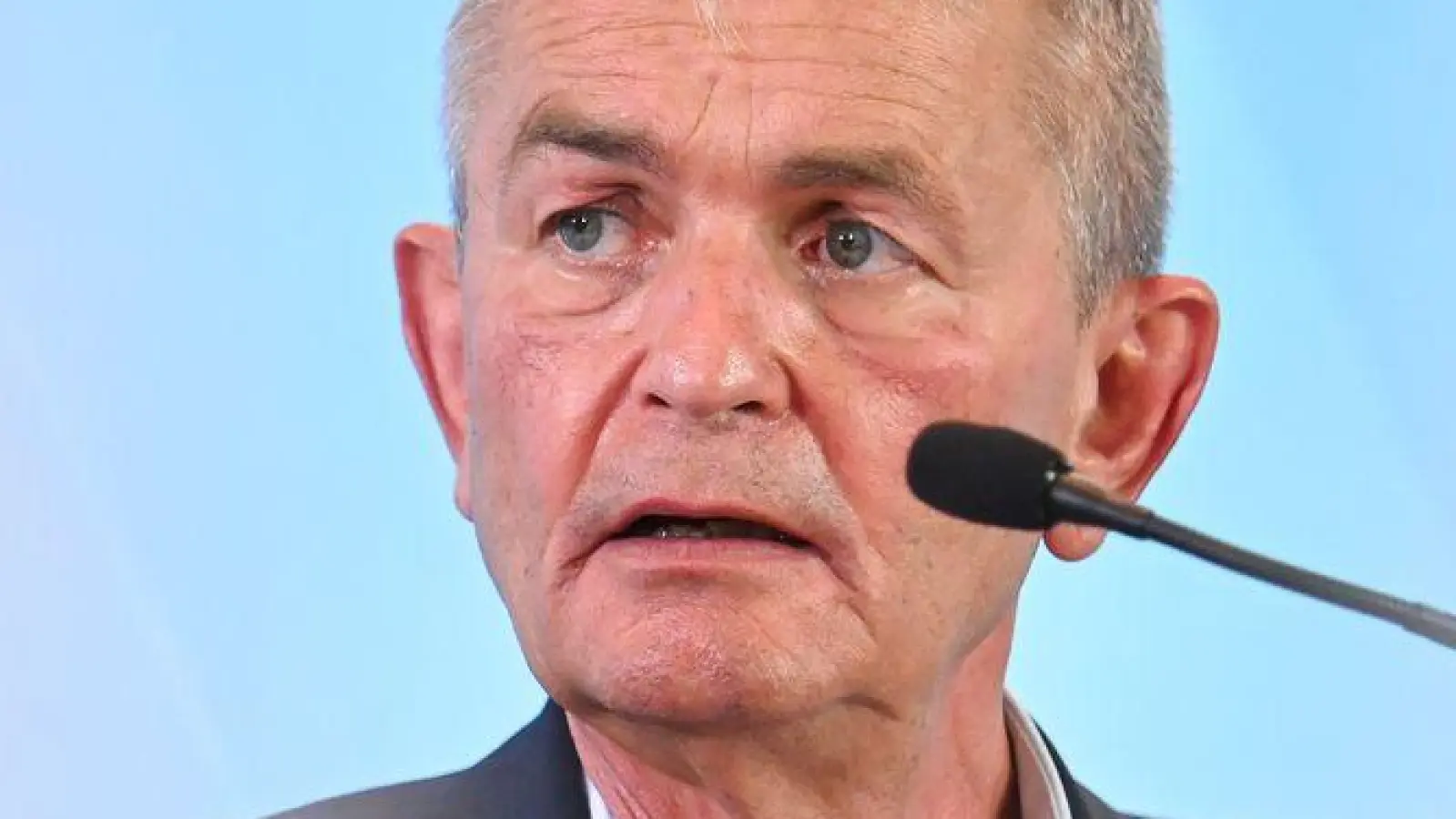 Bertram Brossardt sieht in der AfD eine Gefahr für die deutsche Wirtschaft. (Archivbild)  (Foto: Tobias Hase/dpa)